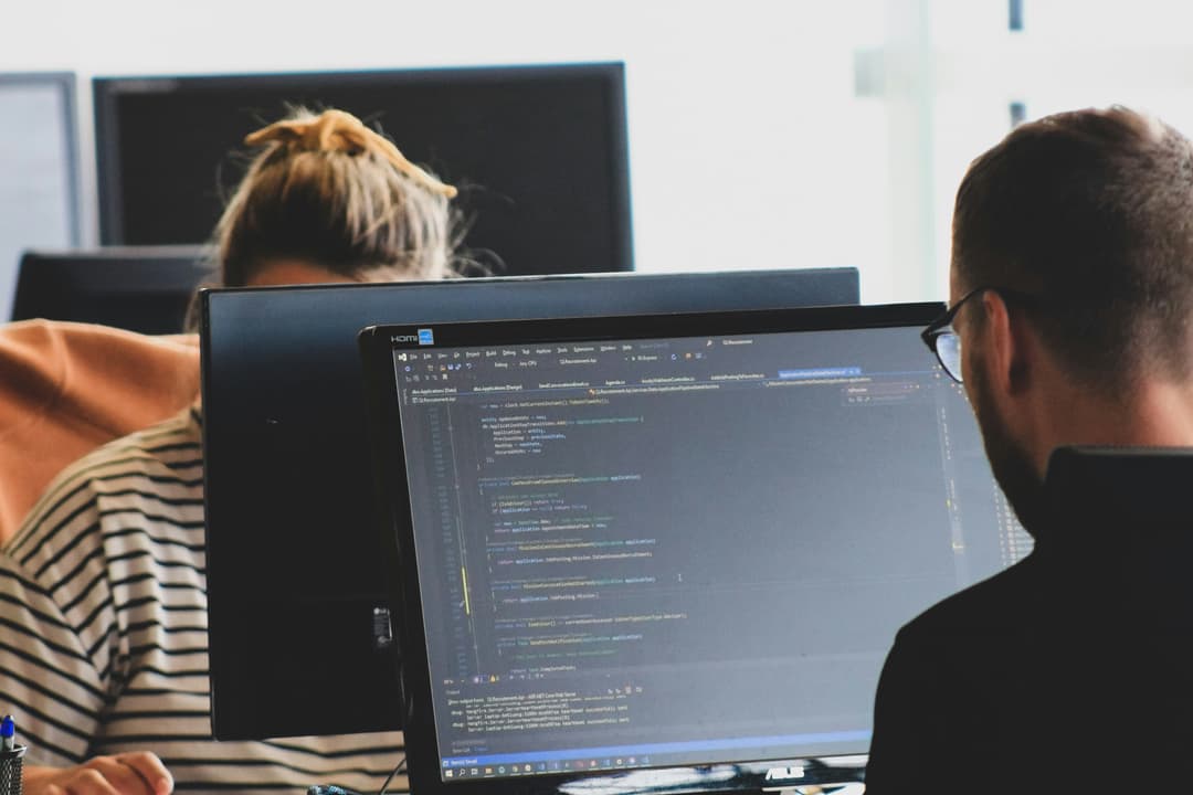 Nuestro equipo en Goldconstruc - BridgeTech: Orgullosos de contar con técnicos altamente capacitados y certificados en disciplinas clave. Han pasado por programas de formación rigurosos y han obtenido certificaciones que demuestran su experiencia y competencia.