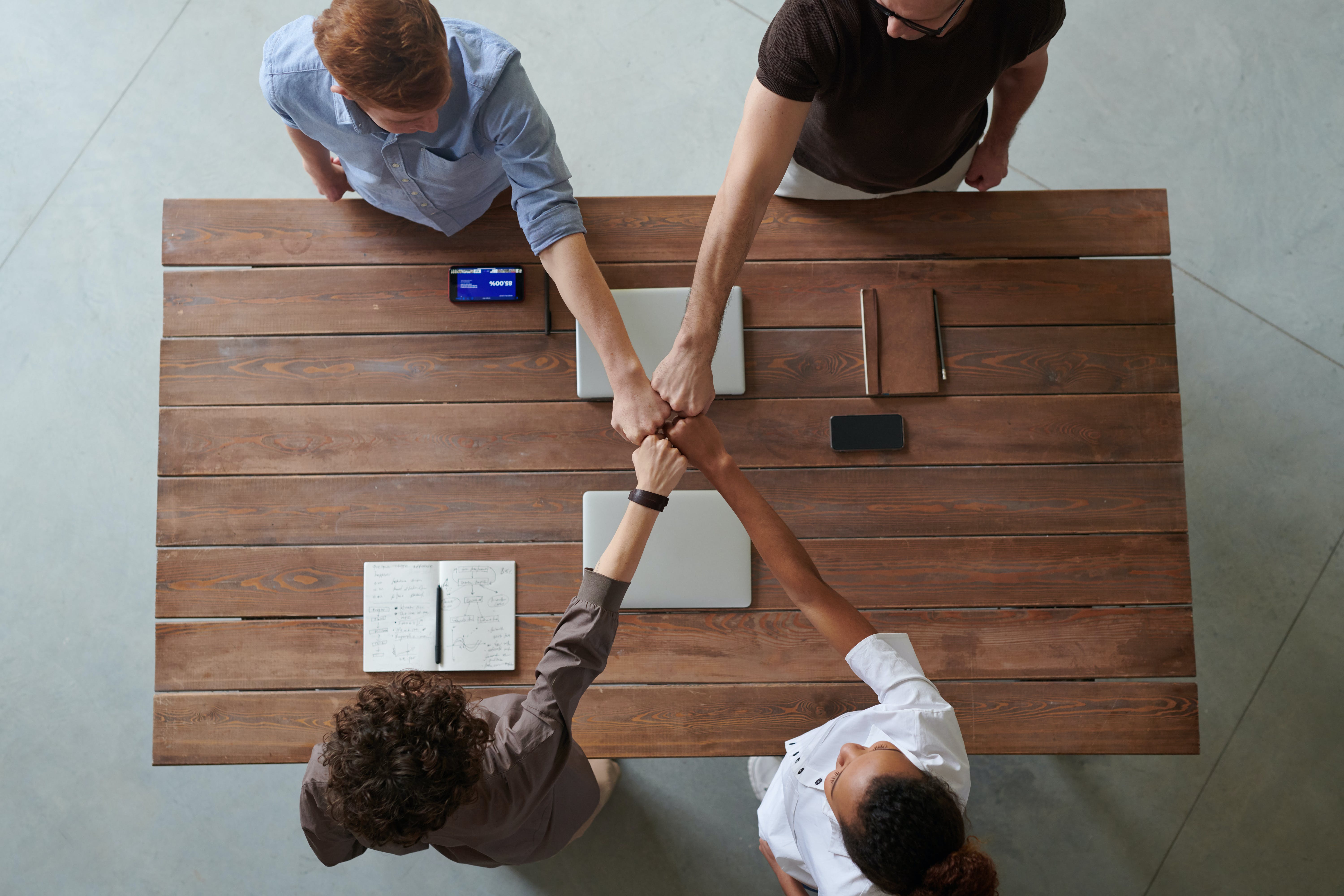 Equipo unido: Nuestra misión es proveer soluciones de transformación digital, centradas en Gestión Documental y Automatización de procesos, representando nuestro compromiso conjunto hacia el éxito empresarial.